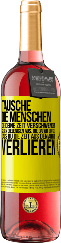 29,95 € | Roséwein ROSÉ Ausgabe Tausche die Menschen, die deine Zeit verschwenden, gegen diejenigen aus, die dafür sorgen, dass du die Zeit aus den Augen verlie Gelbes Etikett. Anpassbares Etikett Junger Wein Ernte 2024 Tempranillo