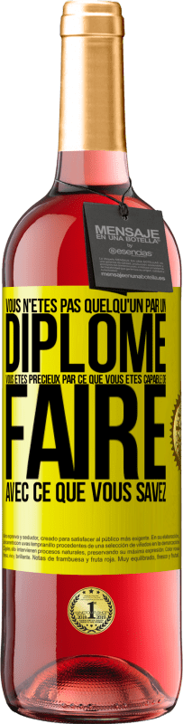 29,95 € | Vin rosé Édition ROSÉ Vous n'êtes pas quelqu'un par un diplôme. Vous êtes précieux par ce que vous êtes capable de faire avec ce que vous savez Étiquette Jaune. Étiquette personnalisable Vin jeune Récolte 2024 Tempranillo