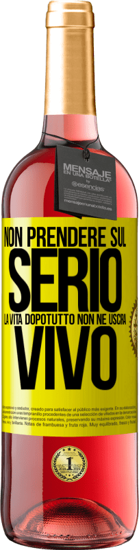 29,95 € Spedizione Gratuita | Vino rosato Edizione ROSÉ Non prendere sul serio la vita, dopotutto, non ne uscirai vivo Etichetta Gialla. Etichetta personalizzabile Vino giovane Raccogliere 2025 Tempranillo