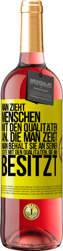 29,95 € | Roséwein ROSÉ Ausgabe Man zieht Menschen mit den Qualitäten an, die man zeigt. Man behält sie an seiner Seite mit den Qualitäten, die man besitzt Gelbes Etikett. Anpassbares Etikett Junger Wein Ernte 2024 Tempranillo