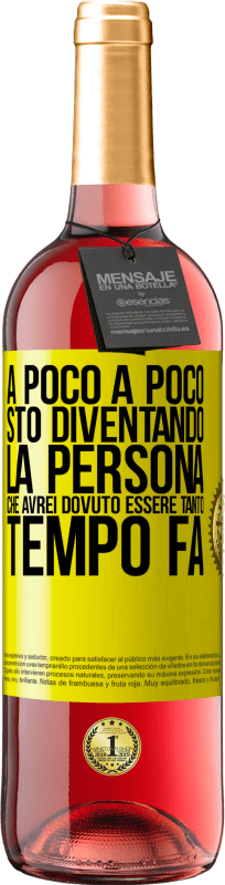 29,95 € Spedizione Gratuita | Vino rosato Edizione ROSÉ A poco a poco sto diventando la persona che avrei dovuto essere tanto tempo fa Etichetta Gialla. Etichetta personalizzabile Vino giovane Raccogliere 2025 Tempranillo