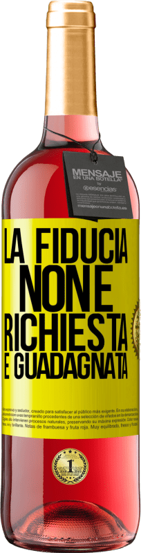 29,95 € Spedizione Gratuita | Vino rosato Edizione ROSÉ La fiducia non è richiesta, è guadagnata Etichetta Gialla. Etichetta personalizzabile Vino giovane Raccogliere 2025 Tempranillo