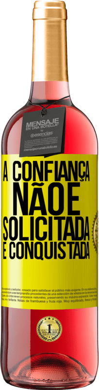 29,95 € | Vinho rosé Edição ROSÉ A confiança não é solicitada, é conquistada Etiqueta Amarela. Etiqueta personalizável Vinho jovem Colheita 2025 Tempranillo