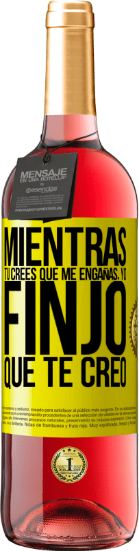 29,95 € Envío gratis | Vino Rosado Edición ROSÉ Mientras tú crees que me engañas, yo finjo que te creo Etiqueta Amarilla. Etiqueta personalizable Vino joven Cosecha 2025 Tempranillo