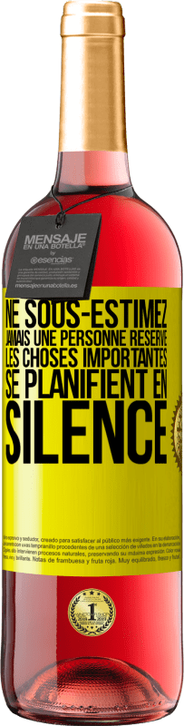 «Ne sous-estimez jamais une personne réservé, les choses importantes se planifient en silence» Édition ROSÉ