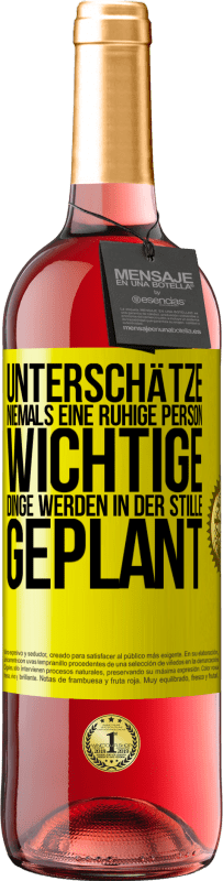29,95 € Kostenloser Versand | Roséwein ROSÉ Ausgabe Unterschätze niemals eine ruhige Person, wichtige Dinge werden in der Stille geplant Gelbes Etikett. Anpassbares Etikett Junger Wein Ernte 2025 Tempranillo