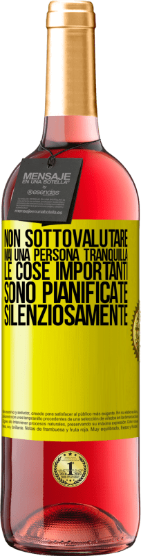 Spedizione Gratuita | Vino rosato Edizione ROSÉ Non sottovalutare mai una persona tranquilla, le cose importanti sono pianificate silenziosamente Etichetta Gialla. Etichetta personalizzabile Vino giovane Raccogliere 2023 Tempranillo