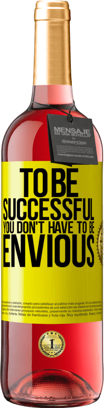 29,95 € 免费送货 | 桃红葡萄酒 ROSÉ版 要成功，您不必羡慕 黄色标签. 可自定义的标签 青年酒 收成 2025 Tempranillo