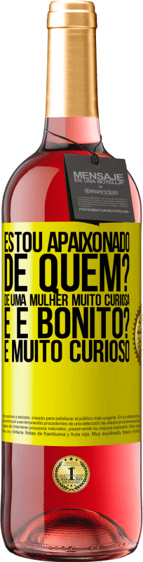 29,95 € | Vinho rosé Edição ROSÉ Estou apaixonado. De quem? De uma mulher muito curiosa. E é bonito? É muito curioso Etiqueta Amarela. Etiqueta personalizável Vinho jovem Colheita 2025 Tempranillo