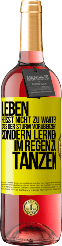 29,95 € | Roséwein ROSÉ Ausgabe Leben heißt nicht zu warten, dass der Sturm vorüberzieht, sondern lernen, im Regen zu tanzen Gelbes Etikett. Anpassbares Etikett Junger Wein Ernte 2025 Tempranillo