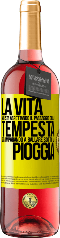 29,95 € | Vino rosato Edizione ROSÉ La vita non sta aspettando il passaggio della tempesta. Sta imparando a ballare sotto la pioggia Etichetta Gialla. Etichetta personalizzabile Vino giovane Raccogliere 2025 Tempranillo