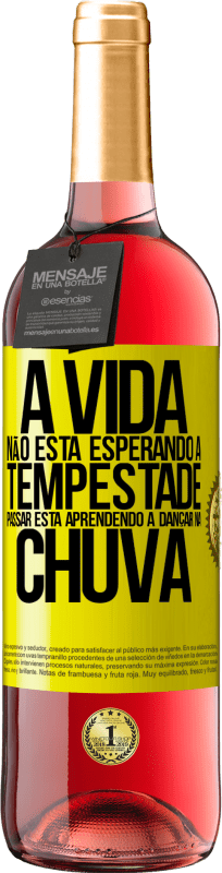 29,95 € | Vinho rosé Edição ROSÉ A vida não está esperando a tempestade passar. Está aprendendo a dançar na chuva Etiqueta Amarela. Etiqueta personalizável Vinho jovem Colheita 2025 Tempranillo