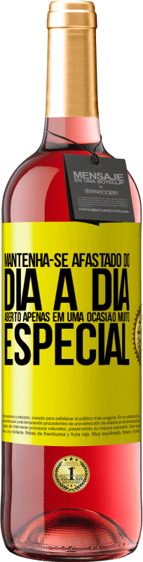 29,95 € Envio grátis | Vinho rosé Edição ROSÉ Mantenha-se afastado do dia a dia. Aberto apenas em uma ocasião muito especial Etiqueta Amarela. Etiqueta personalizável Vinho jovem Colheita 2025 Tempranillo