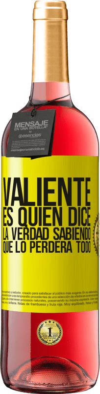 29,95 € Envío gratis | Vino Rosado Edición ROSÉ Valiente es quien dice la verdad sabiendo que lo perderá todo Etiqueta Amarilla. Etiqueta personalizable Vino joven Cosecha 2025 Tempranillo