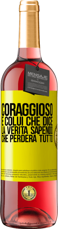 29,95 € Spedizione Gratuita | Vino rosato Edizione ROSÉ Coraggioso è colui che dice la verità sapendo che perderà tutto Etichetta Gialla. Etichetta personalizzabile Vino giovane Raccogliere 2025 Tempranillo