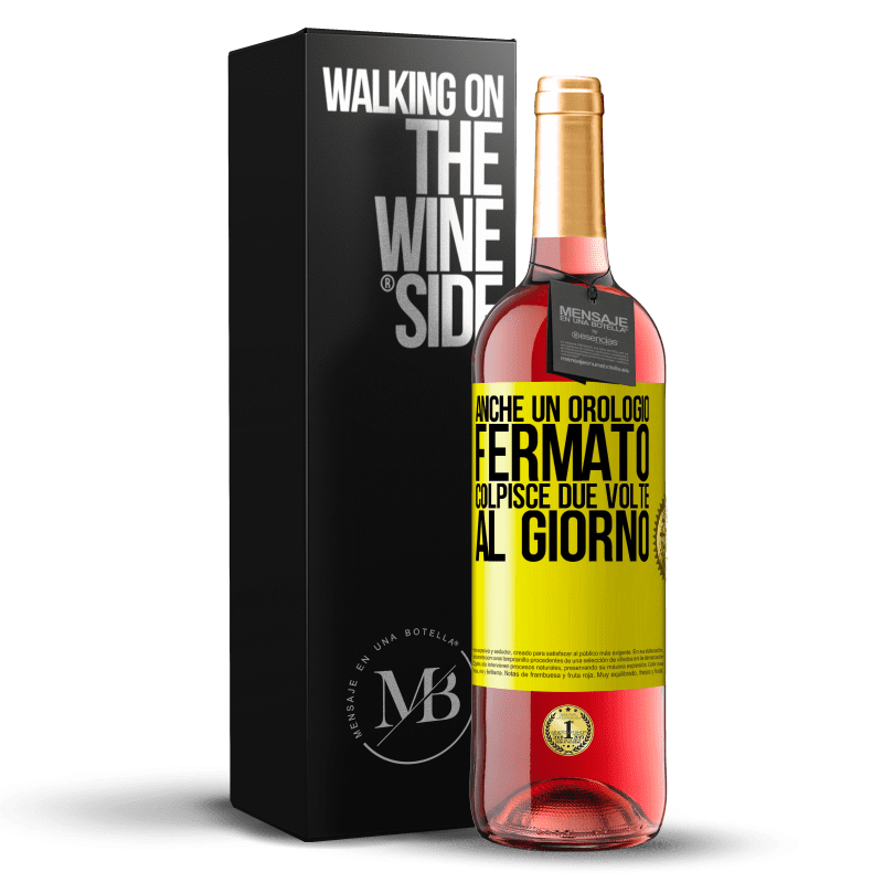 29,95 € Spedizione Gratuita | Vino rosato Edizione ROSÉ Anche un orologio fermato colpisce due volte al giorno Etichetta Gialla. Etichetta personalizzabile Vino giovane Raccogliere 2024 Tempranillo