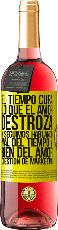 29,95 € Envío gratis | Vino Rosado Edición ROSÉ El tiempo cura lo que el amor destroza. Y seguimos hablando mal del tiempo y bien del amor. Cuestión de márketing Etiqueta Amarilla. Etiqueta personalizable Vino joven Cosecha 2025 Tempranillo