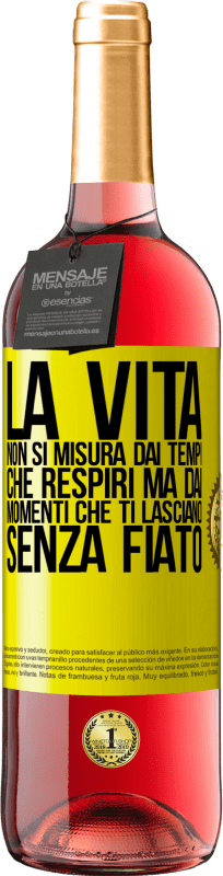 29,95 € Spedizione Gratuita | Vino rosato Edizione ROSÉ La vita non si misura dai tempi che respiri ma dai momenti che ti lasciano senza fiato Etichetta Gialla. Etichetta personalizzabile Vino giovane Raccogliere 2023 Tempranillo