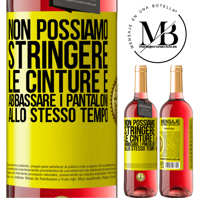 29,95 € Spedizione Gratuita | Vino rosato Edizione ROSÉ Non possiamo stringere le cinture e abbassare i pantaloni allo stesso tempo Etichetta Gialla. Etichetta personalizzabile Vino giovane Raccogliere 2024 Tempranillo