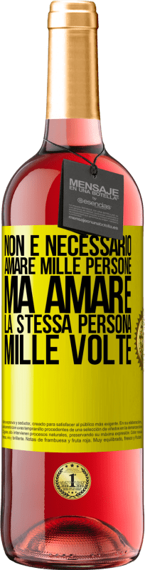 29,95 € Spedizione Gratuita | Vino rosato Edizione ROSÉ Non è necessario amare mille persone, ma amare la stessa persona mille volte Etichetta Gialla. Etichetta personalizzabile Vino giovane Raccogliere 2025 Tempranillo