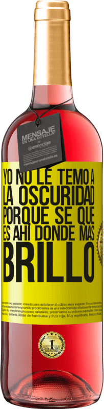 29,95 € Envío gratis | Vino Rosado Edición ROSÉ Yo no le temo a la oscuridad, porque sé que es ahí donde más brillo Etiqueta Amarilla. Etiqueta personalizable Vino joven Cosecha 2025 Tempranillo