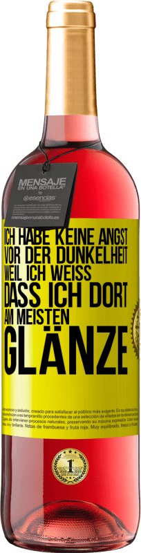 Kostenloser Versand | Roséwein ROSÉ Ausgabe Ich habe keine Angst vor der Dunkelheit, weil ich weiß, dass ich dort am meisten glänze Gelbes Etikett. Anpassbares Etikett Junger Wein Ernte 2023 Tempranillo