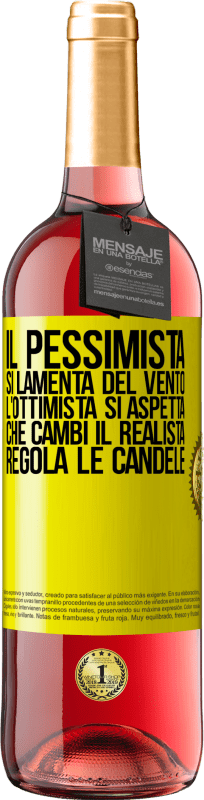 29,95 € | Vino rosato Edizione ROSÉ Il pessimista si lamenta del vento l'ottimista si aspetta che cambi il realista regola le candele Etichetta Gialla. Etichetta personalizzabile Vino giovane Raccogliere 2023 Tempranillo