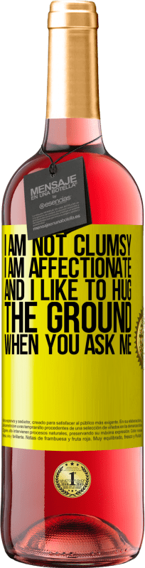 29,95 € Бесплатная доставка | Розовое вино Издание ROSÉ Я не неуклюжий, я ласковый, и мне нравится обнимать землю, когда ты спрашиваешь меня Желтая этикетка. Настраиваемая этикетка Молодое вино Урожай 2025 Tempranillo