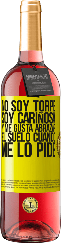 «No soy torpe, soy cariñosa, y me gusta abrazar el suelo cuando me lo pide» Edición ROSÉ
