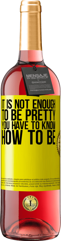 29,95 € Бесплатная доставка | Розовое вино Издание ROSÉ Недостаточно быть красивой. Вы должны знать, как быть Желтая этикетка. Настраиваемая этикетка Молодое вино Урожай 2025 Tempranillo