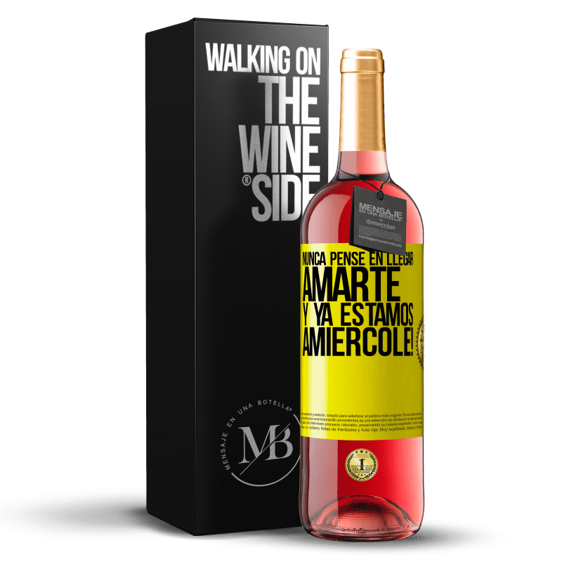 29,95 € Envío gratis | Vino Rosado Edición ROSÉ Nunca pensé en llegar Amarte. Y ya estamos Amiércole! Etiqueta Amarilla. Etiqueta personalizable Vino joven Cosecha 2023 Tempranillo