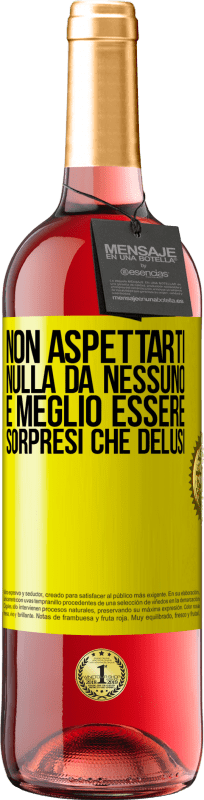 29,95 € Spedizione Gratuita | Vino rosato Edizione ROSÉ Non aspettarti nulla da nessuno. È meglio essere sorpresi che delusi Etichetta Gialla. Etichetta personalizzabile Vino giovane Raccogliere 2024 Tempranillo