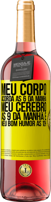 29,95 € Envio grátis | Vinho rosé Edição ROSÉ Meu corpo acorda às 6 da manhã Meu cérebro às 9 da manhã e meu bom humor às 12h Etiqueta Amarela. Etiqueta personalizável Vinho jovem Colheita 2025 Tempranillo