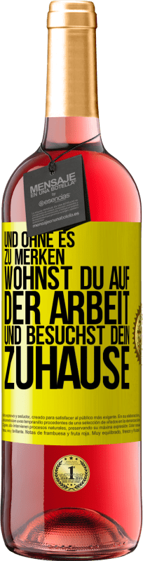 29,95 € | Roséwein ROSÉ Ausgabe Und ohne es zu merken, wohnst du auf der Arbeit und besuchst dein Zuhause Gelbes Etikett. Anpassbares Etikett Junger Wein Ernte 2025 Tempranillo