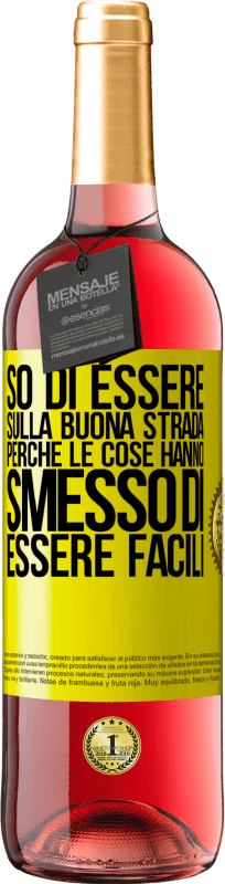 29,95 € | Vino rosato Edizione ROSÉ So di essere sulla buona strada perché le cose hanno smesso di essere facili Etichetta Gialla. Etichetta personalizzabile Vino giovane Raccogliere 2024 Tempranillo