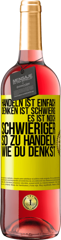 29,95 € | Roséwein ROSÉ Ausgabe Handeln ist einfach. Denken ist schwierig. Es ist noch schwieriger, so zu handeln, wie du denkst Gelbes Etikett. Anpassbares Etikett Junger Wein Ernte 2024 Tempranillo