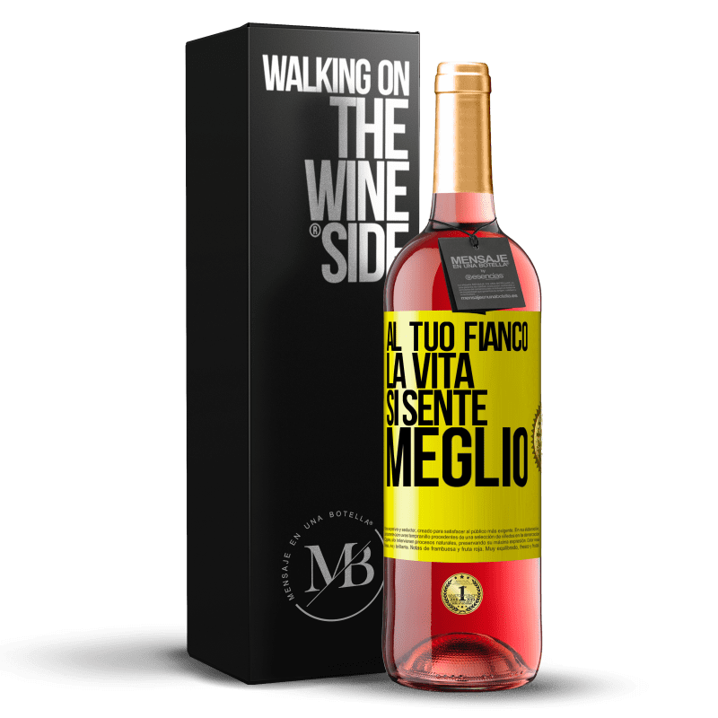 29,95 € Spedizione Gratuita | Vino rosato Edizione ROSÉ Al tuo fianco la vita si sente meglio Etichetta Gialla. Etichetta personalizzabile Vino giovane Raccogliere 2024 Tempranillo