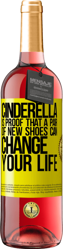 29,95 € 免费送货 | 桃红葡萄酒 ROSÉ版 灰姑娘证明一双新鞋可以改变您的生活 黄色标签. 可自定义的标签 青年酒 收成 2023 Tempranillo