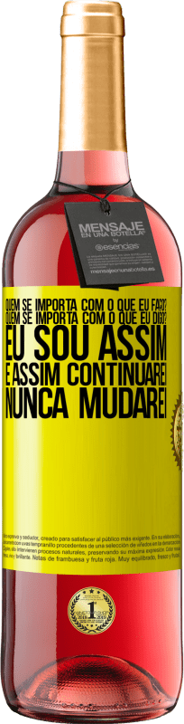 29,95 € | Vinho rosé Edição ROSÉ quem se importa com o que eu faço? Quem se importa com o que eu digo? Eu sou assim, e assim continuarei, nunca mudarei Etiqueta Amarela. Etiqueta personalizável Vinho jovem Colheita 2025 Tempranillo