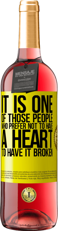 29,95 € 送料無料 | ロゼワイン ROSÉエディション それは壊れた心を持っていないことを好む人の一人です 黄色のラベル. カスタマイズ可能なラベル 若いワイン 収穫 2025 Tempranillo