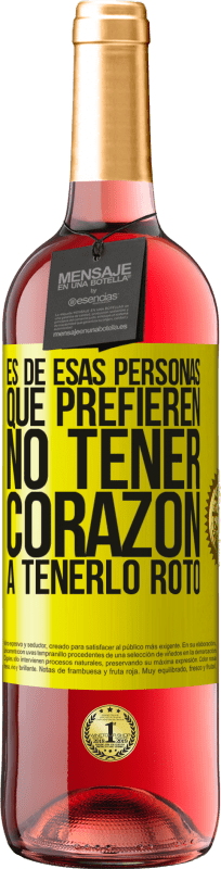 29,95 € Envío gratis | Vino Rosado Edición ROSÉ Es de esas personas que prefieren no tener corazón a tenerlo roto Etiqueta Amarilla. Etiqueta personalizable Vino joven Cosecha 2025 Tempranillo