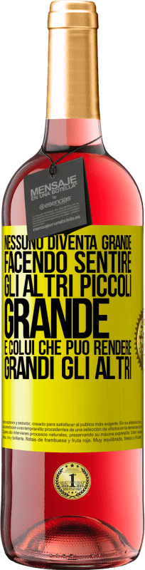 29,95 € Spedizione Gratuita | Vino rosato Edizione ROSÉ Nessuno diventa grande facendo sentire gli altri piccoli. Grande è colui che può rendere grandi gli altri Etichetta Gialla. Etichetta personalizzabile Vino giovane Raccogliere 2025 Tempranillo