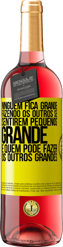 29,95 € Envio grátis | Vinho rosé Edição ROSÉ Ninguém fica grande fazendo os outros se sentirem pequenos. Grande é quem pode fazer os outros grandes Etiqueta Amarela. Etiqueta personalizável Vinho jovem Colheita 2025 Tempranillo