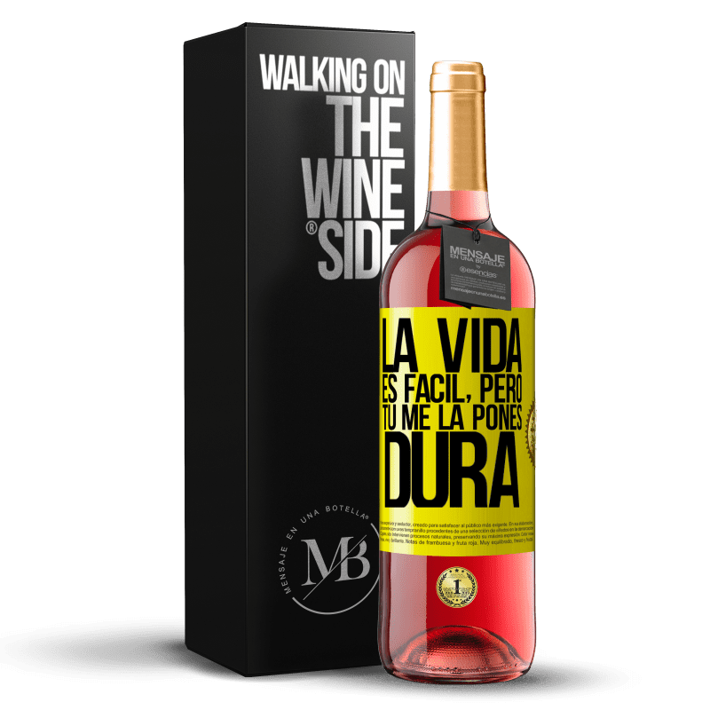 29,95 € Envío gratis | Vino Rosado Edición ROSÉ La vida es fácil, pero tú me la pones dura Etiqueta Amarilla. Etiqueta personalizable Vino joven Cosecha 2025 Tempranillo