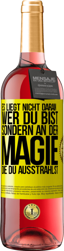 29,95 € Kostenloser Versand | Roséwein ROSÉ Ausgabe Es liegt nicht daran, wer du bist, sondern an der Magie, die du ausstrahlst Gelbes Etikett. Anpassbares Etikett Junger Wein Ernte 2024 Tempranillo