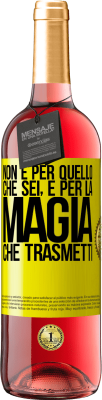 29,95 € Spedizione Gratuita | Vino rosato Edizione ROSÉ Non è per quello che sei, è per la magia che trasmetti Etichetta Gialla. Etichetta personalizzabile Vino giovane Raccogliere 2025 Tempranillo