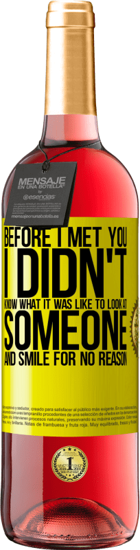 29,95 € Бесплатная доставка | Розовое вино Издание ROSÉ До встречи с тобой я не знал, каково это - смотреть на кого-то и без причины улыбаться Желтая этикетка. Настраиваемая этикетка Молодое вино Урожай 2025 Tempranillo