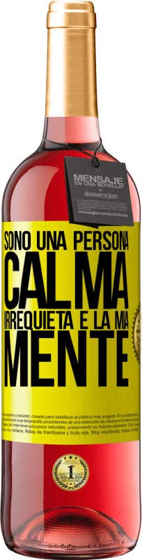 29,95 € Spedizione Gratuita | Vino rosato Edizione ROSÉ Sono una persona calma, irrequieta è la mia mente Etichetta Gialla. Etichetta personalizzabile Vino giovane Raccogliere 2025 Tempranillo