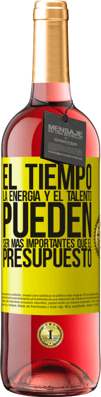 29,95 € Envío gratis | Vino Rosado Edición ROSÉ El tiempo, la energía y el talento pueden ser más importantes que el presupuesto Etiqueta Amarilla. Etiqueta personalizable Vino joven Cosecha 2025 Tempranillo