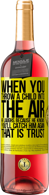 29,95 € 送料無料 | ロゼワイン ROSÉエディション あなたが子供を空中に投げると、彼はあなたが再び彼を捕まえることを知っているので、彼は笑います。それは信頼です 黄色のラベル. カスタマイズ可能なラベル 若いワイン 収穫 2025 Tempranillo